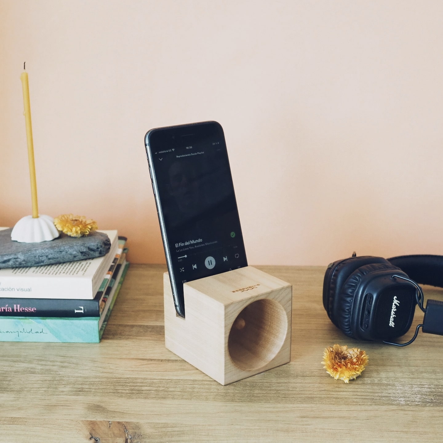 Altavoz de madera para el móvil