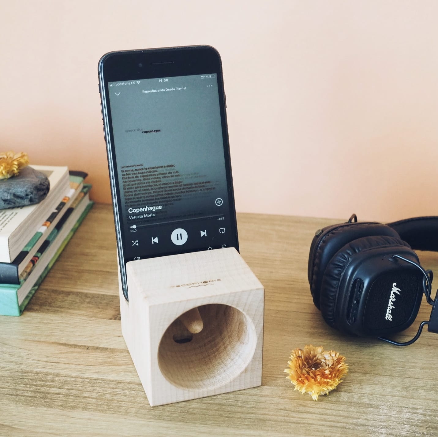 Altavoz de madera para el móvil