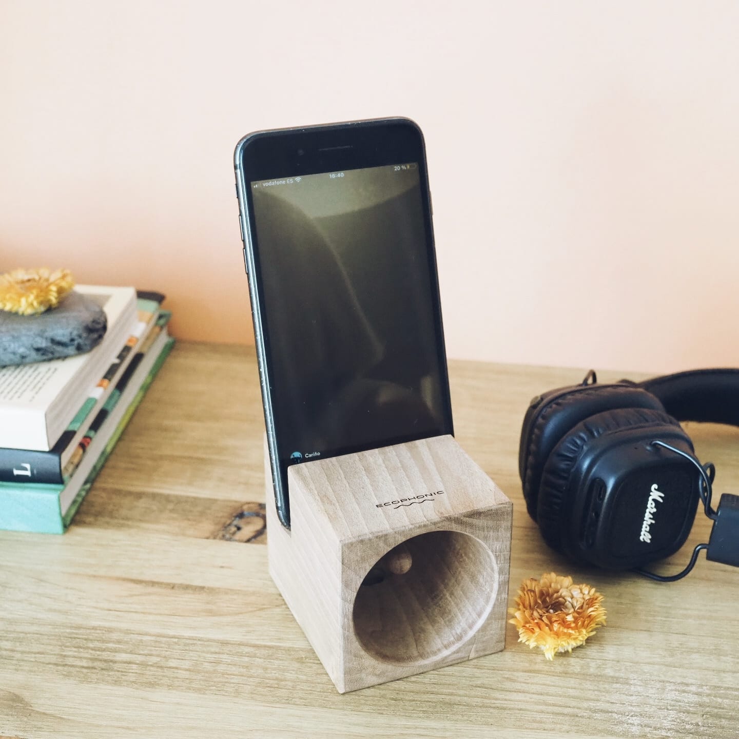 Altavoz de madera para el móvil