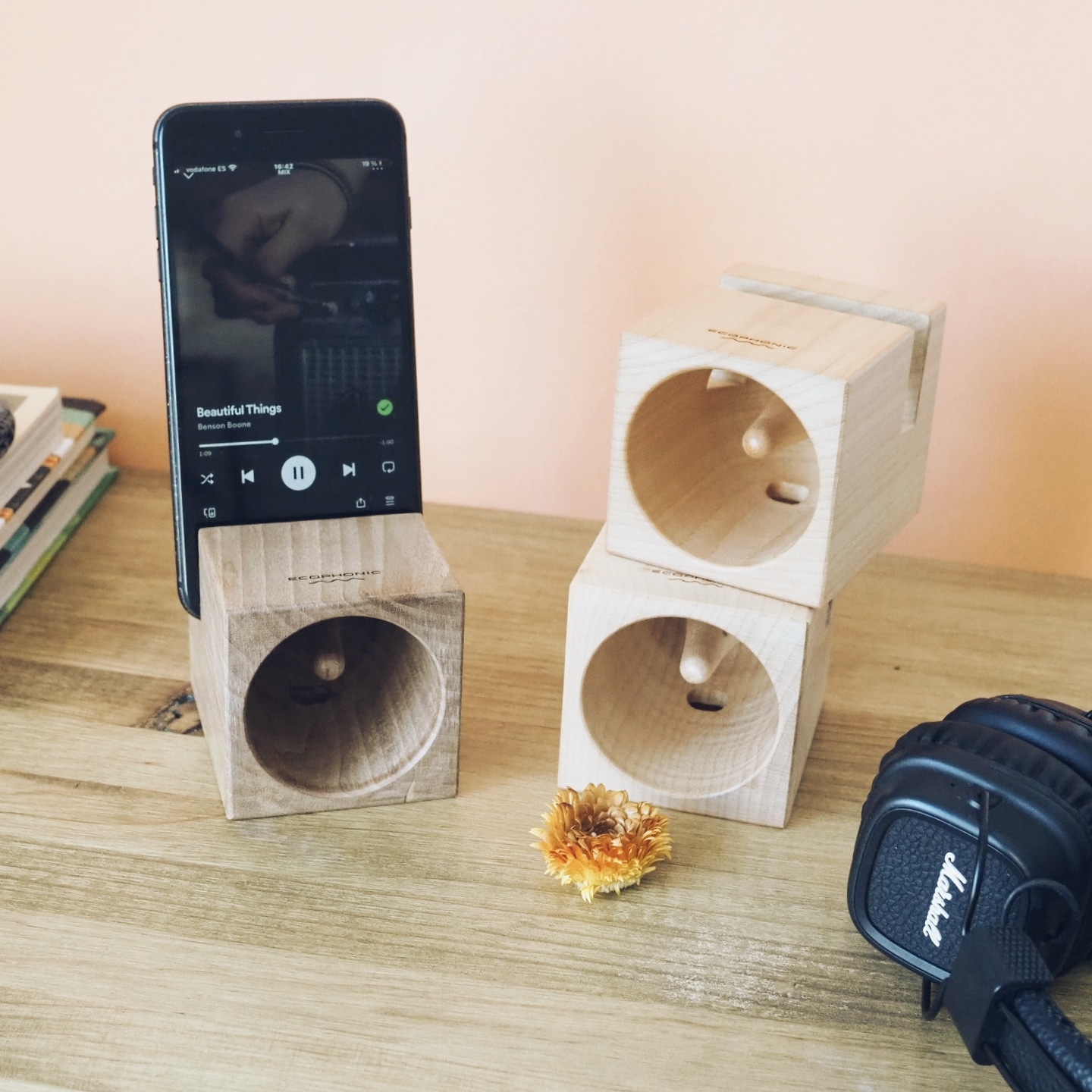 Altavoz de madera para el móvil