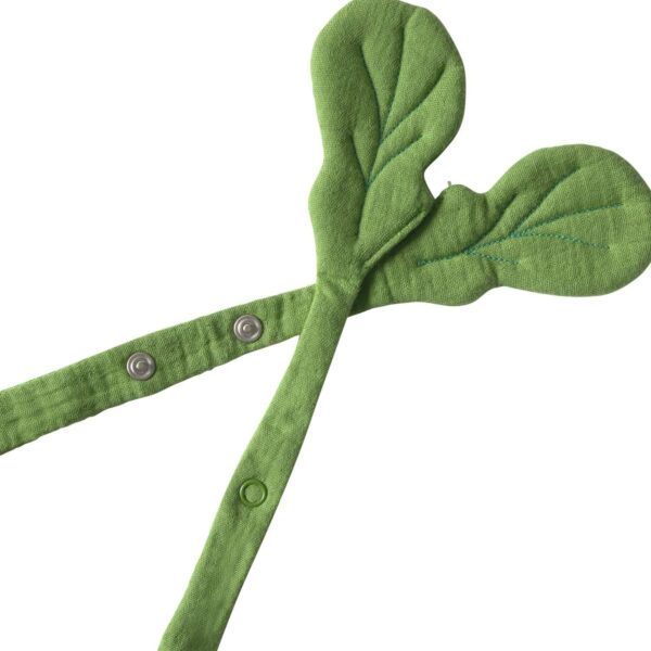 Babero para bebé con diseño de rábano . Perfecto para evitar manchas durante comidas en sus primeros meses. Un básico práctico con un toque divertido.