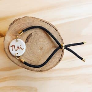 Pulsera con goma elástica y pieza de cerámica.