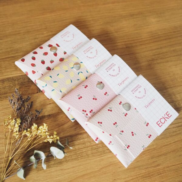 Tarjetero ilustrado de ecopiel