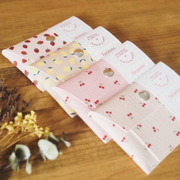 Tarjetero ilustrado de ecopiel