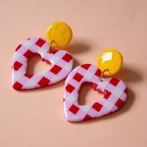 Pendientes de corazón vichy y smiley hechos a mano: joyas de arcilla polimérica