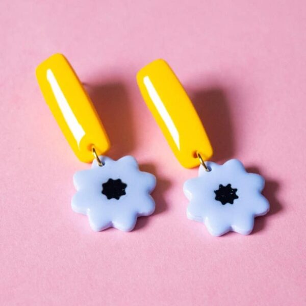 Pendientes de florecitas en dos combinaciones de colores diferentes. Especiales para tus outfits de verano. ¡Súper ligeros!