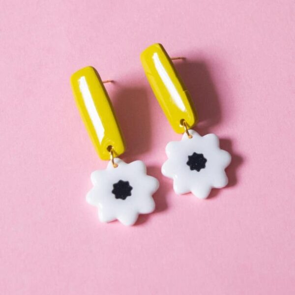 Pendientes de florecitas en dos combinaciones de colores diferentes. Especiales para tus outfits de verano. ¡Súper ligeros!