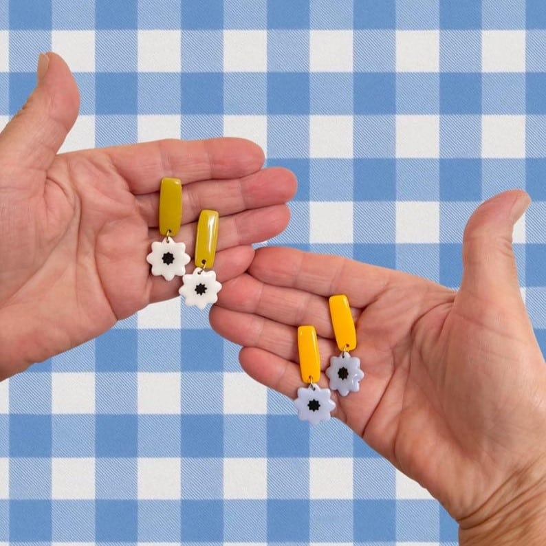 Pendientes de florecitas en dos combinaciones de colores diferentes. Especiales para tus outfits de verano. ¡Súper ligeros!