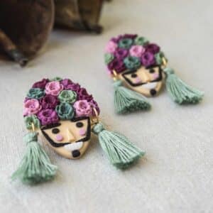 Pendientes Feitizo, realizados a mano por Magary Clay. Hechos en arcilla polimérica, acero bañado en oro y borlas de hilo de algodón egipcio.