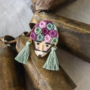 BrocheFeitizo, realizados a mano por Magary Clay. Hechos en arcilla polimérica, acero bañado en oro y borlas de hilo de algodón egipcio.