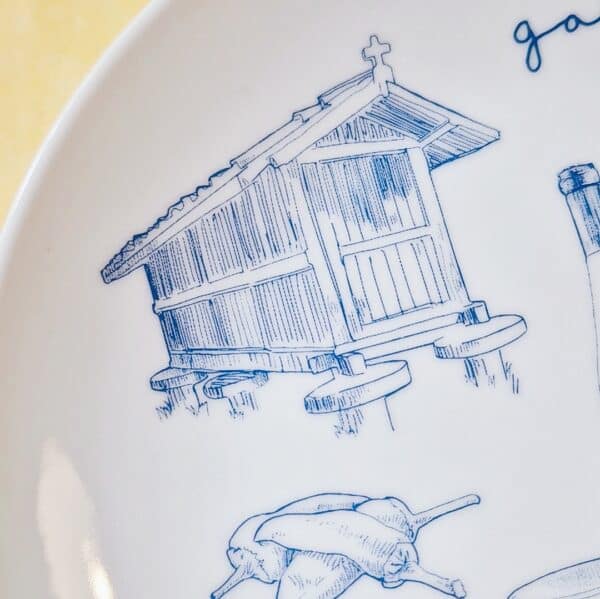 Porque Galicia es agua, mar, ríos, prados, campos, bosques… Con este plato ilustrado diseñados por La chica del cuarto & Antonio Fernández para Vaidhé