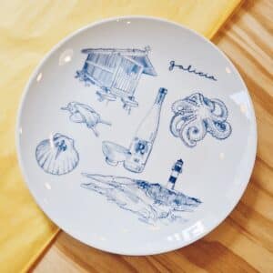 Porque Galicia es agua, mar, ríos, prados, campos, bosques… Con este plato ilustrado diseñados por La chica del cuarto & Antonio Fernández para Vaidhé