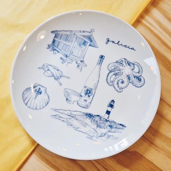 Porque Galicia es agua, mar, ríos, prados, campos, bosques… Con este plato ilustrado diseñados por La chica del cuarto & Antonio Fernández para Vaidhé