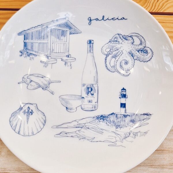 Porque Galicia es agua, mar, ríos, prados, campos, bosques… Con este plato ilustrado diseñados por La chica del cuarto & Antonio Fernández para Vaidhé