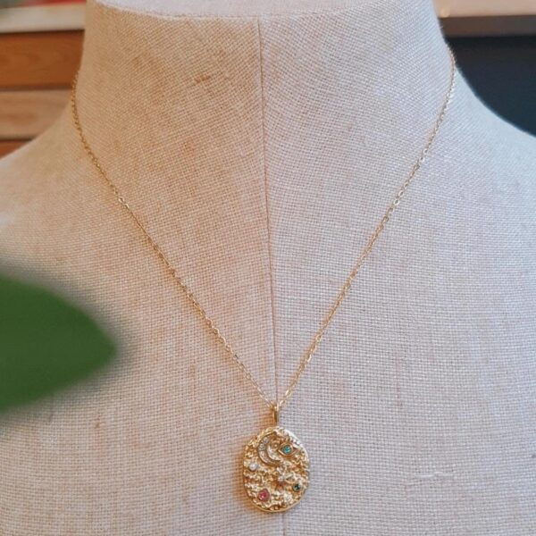 El collar acero circonita es una joya minimalista, de acero inoxidable-Hipoalergénico y un acabado en baño de oro.