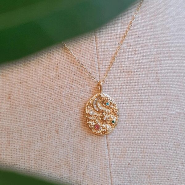 El collar acero circonita es una joya minimalista, de acero inoxidable-Hipoalergénico y un acabado en baño de oro.