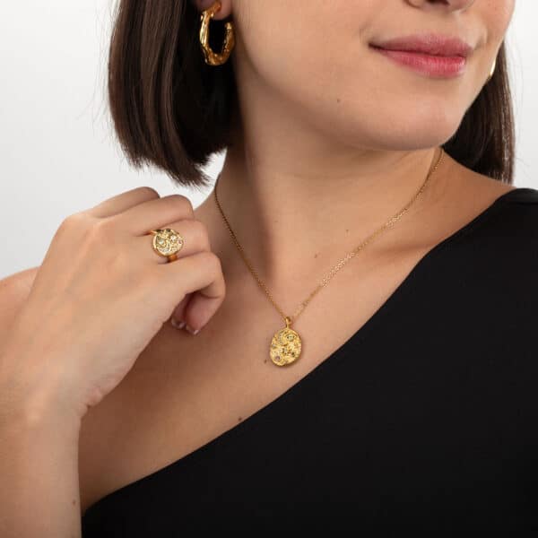 El collar acero circonita es una joya minimalista, de acero inoxidable-Hipoalergénico y un acabado en baño de oro.