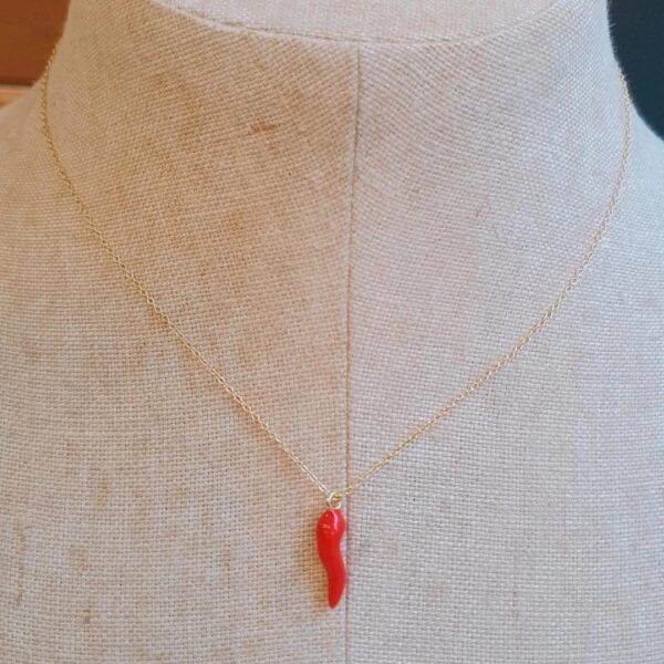 Collar Guindilla es joya minimalista de plata bañada en oro con una guindilla.