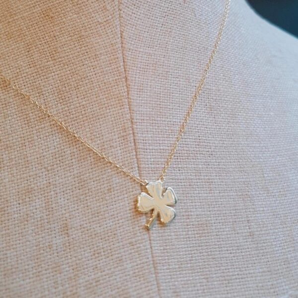 Collar Trébol es una joya minimalista, de plata de ley y un acabado en baño de oro.
