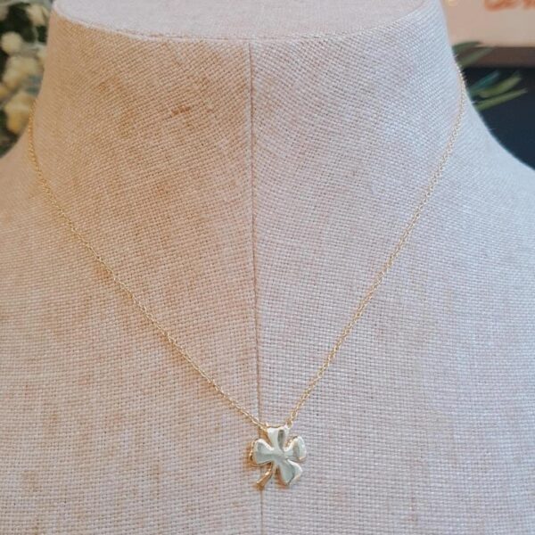 Collar Trébol es una joya minimalista, de plata de ley y un acabado en baño de oro.