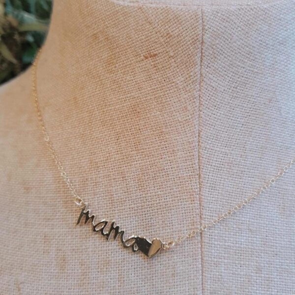 Collar mamá tiene una cadena fina de plata con baño de oro.