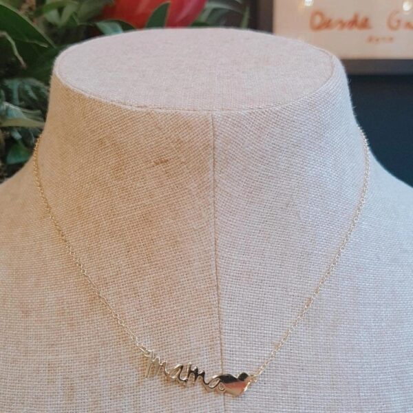 Collar mamá tiene una cadena fina de plata con baño de oro.