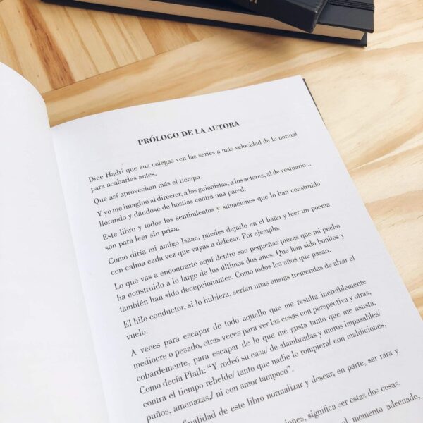 Libro Aunque seas rara y seas pájaro en contexto, mostrando portada y páginas interiores, poesía ilustrada autoeditada