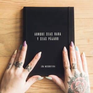 Portada del libro de poesía Aunque seas rara y seas pájaro de Lúa Mosquetera con ilustraciones de Lidia Cao