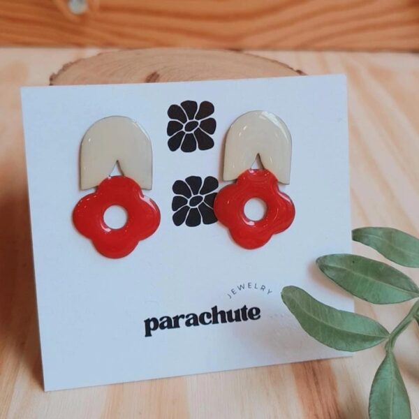 Los pendientes flor carolina, son de latón esmaltado. Están diseñados por Parachute de manera artesanal.