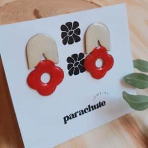 Los pendientes flor carolina, son de latón esmaltado. Están diseñados por Parachute de manera artesanal.