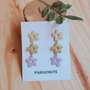 Pendientes que son 3 flores en colores pastel. Son de latón esmaltado diseñados por Parachute
