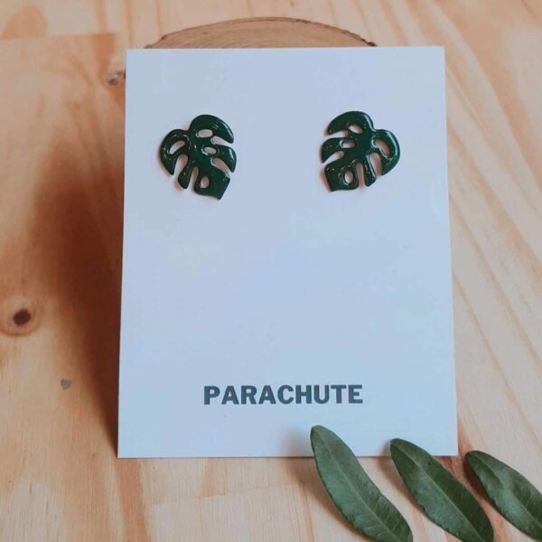 Los pendientes de Monstera, son de latón esmaltado.