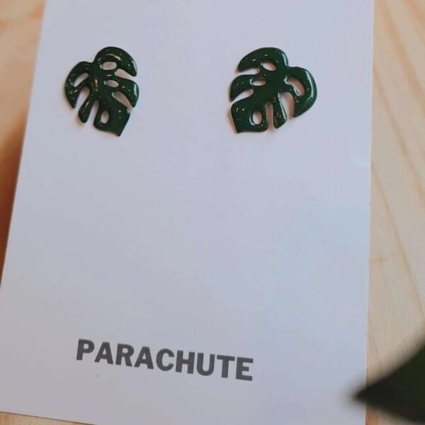 Los pendientes de Monstera, son de latón esmaltado.