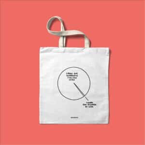 Tote bag con una ilustración que juega con un gráfico tan sencillo como demoledor: “Libros que compraste y no has leído” frente a “Tiempo que te queda de vida”.