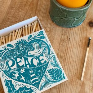 Cerillas ilustradas por Jill Dunn, perfectas para encender velas y decorar tu hogar. Un detalle funcional, bonito y muy regalable.