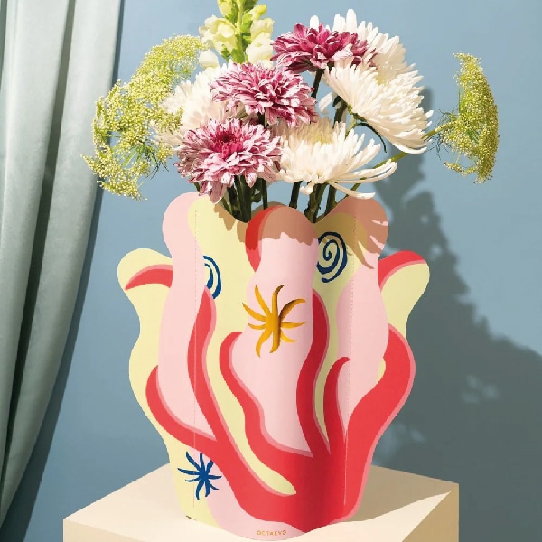 Jarrón de papel impermeable de Octaevo. Un jarrón decorativo original para botellas y recipientes. Ligero, reutilizable y con diseño especial