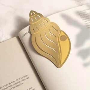 marcapáginas de metal, especial para libros en forma de caracola.