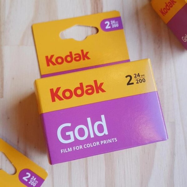 Kodak Gold 200 en pack doble: colores cálidos, luz suave y ese aire nostálgico que convierte cualquier momento en recuerdo.