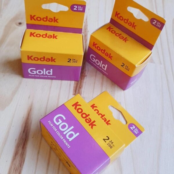 Kodak Gold 200 en pack doble: colores cálidos, luz suave y ese aire nostálgico que convierte cualquier momento en recuerdo.