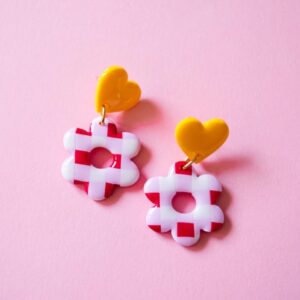 Pendientes de flores vichy hechos a mano con arcilla polimérica.