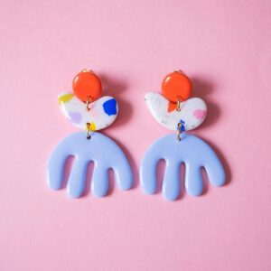 Pendientes inspirados en el arte de Matisse con formas orgánicas, en dos combinaciones distintas de colores. Están hechos con arcilla polimérica.