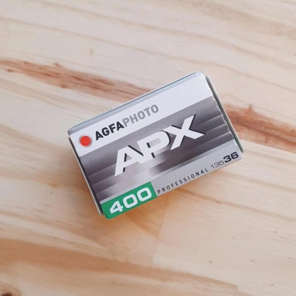 Fotografía analógica en blanco y negro con carácter. El Agfa APX 400 captura contrastes intensos y momentos con alma en formato 35mm.