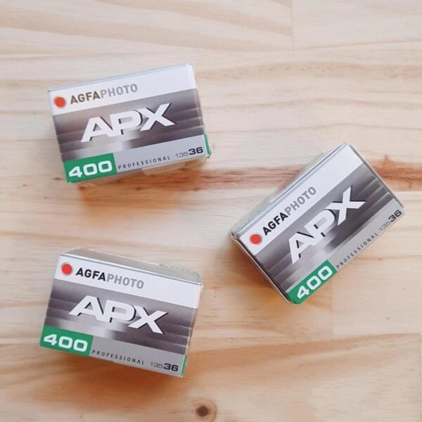 Fotografía analógica en blanco y negro con carácter. El Agfa APX 400 captura contrastes intensos y momentos con alma en formato 35mm.