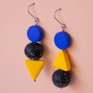 Has encontrado unos preciosos pendientes hechos a mano de inspiración Memphis, así que si eres fan de este movimiento, del arte, de lo geométrico y de lo colorido, estos son tus aretes perfectos.
