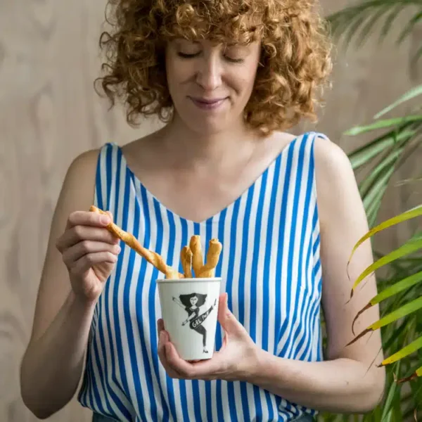 Vaso de cerámica Helen b con ilustración Girl power. Original, resistente y apto para lavavajillas.