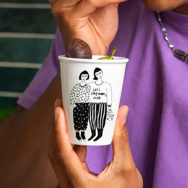 Vaso de cerámica Helen b con ilustración Me quedo en casa. Original, resistente y apto para lavavajillas.