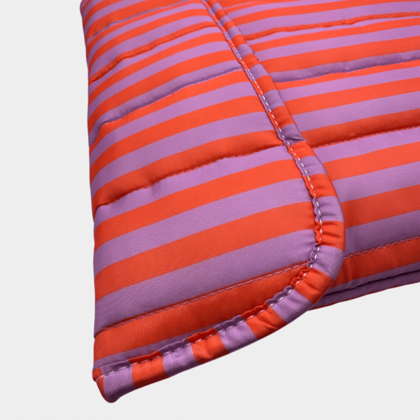 Funda acolchada para portátil con estampado geométrico diseño rectangular.