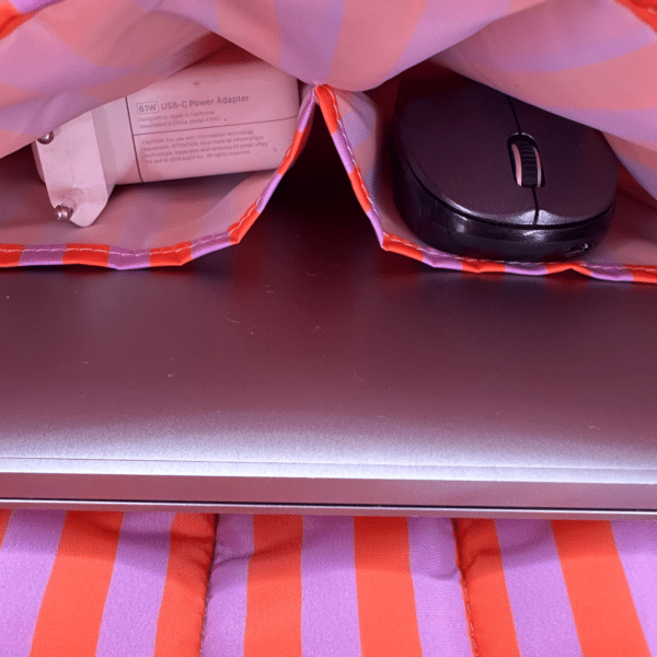 Funda acolchada para portátil con estampado geométrico diseño rectangular.