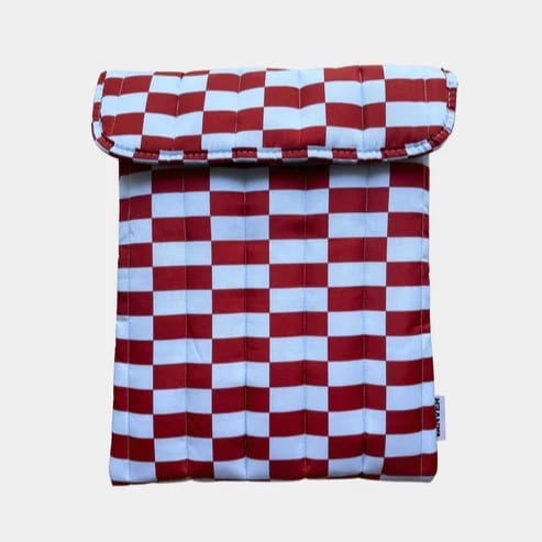 Funda acolchada para portátil con estampado geométrico azul y diseño rectangular.