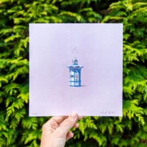 una lámina ilustrada en miniatura inspirada en paisajes y pequeños momentos. Perfecta para decorar con delicadeza y personalidad.
